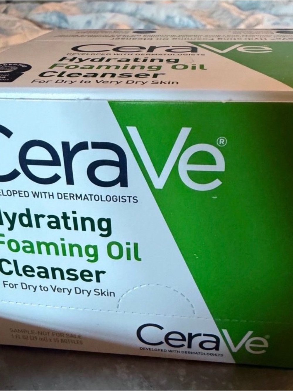 CeraVe Hydrating Foaming Oil Cleanser - Green and White